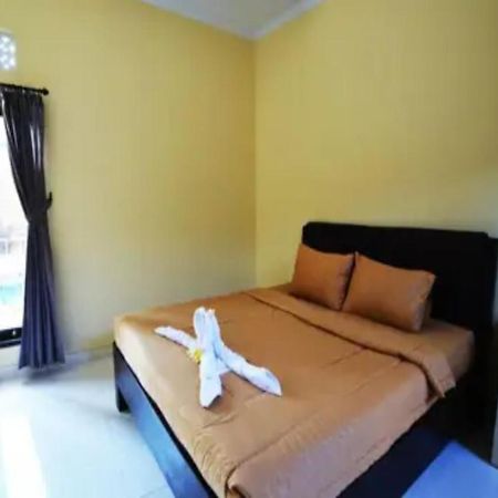Oyo Flagship 91237 Ratu Guest House Kedunganan Luaran gambar