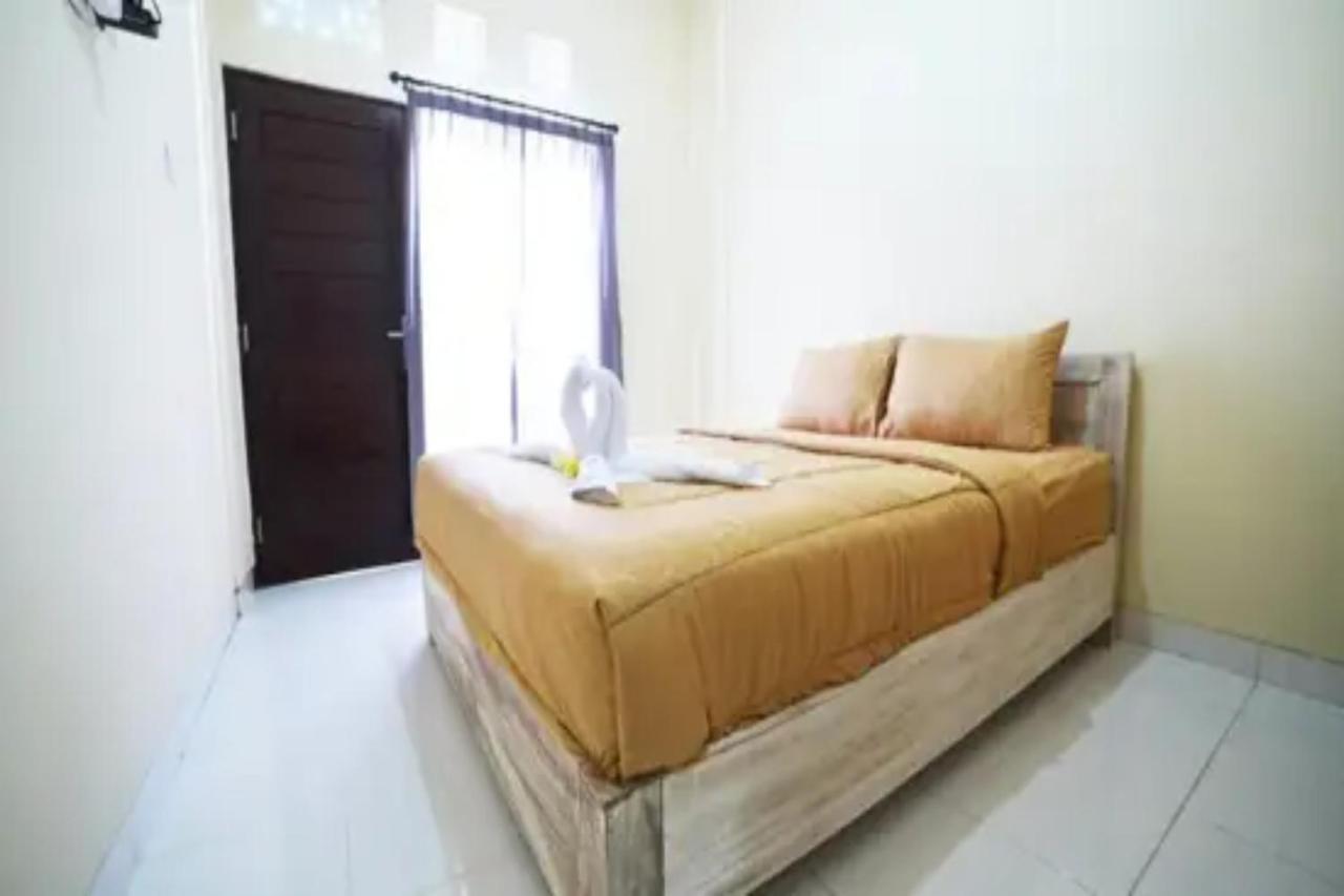Oyo Flagship 91237 Ratu Guest House Kedunganan Luaran gambar