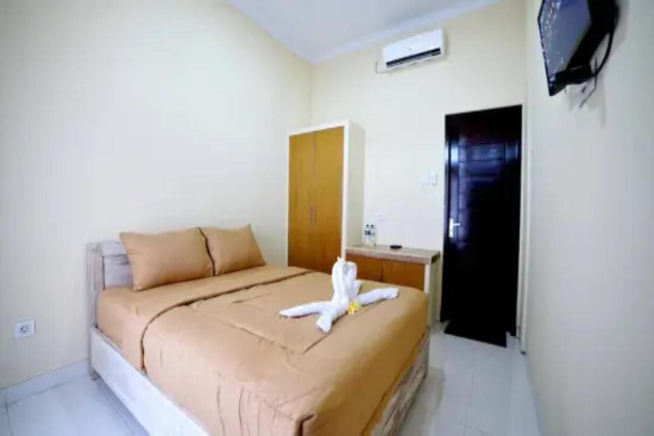 Oyo Flagship 91237 Ratu Guest House Kedunganan Luaran gambar