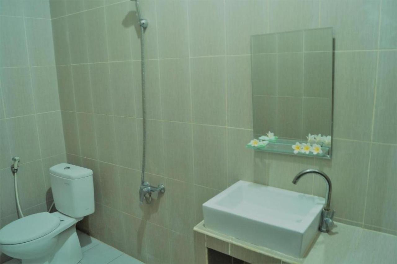 Oyo Flagship 91237 Ratu Guest House Kedunganan Luaran gambar